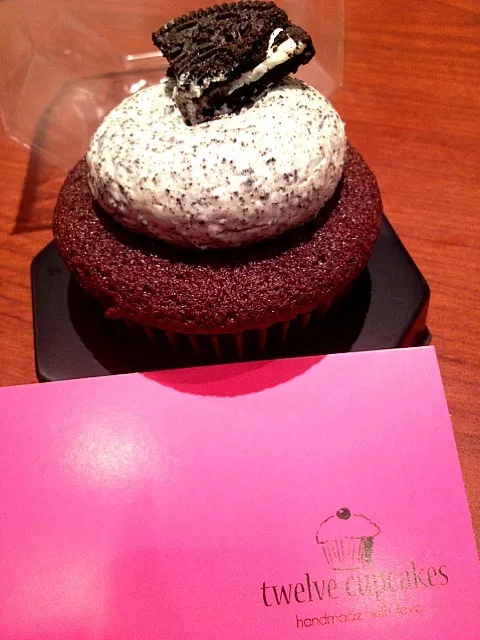 Everyone's favorite Cookies & Cream (Oreo) cupcake from Twelve Cupcakes 🍰|Sarah♡さん