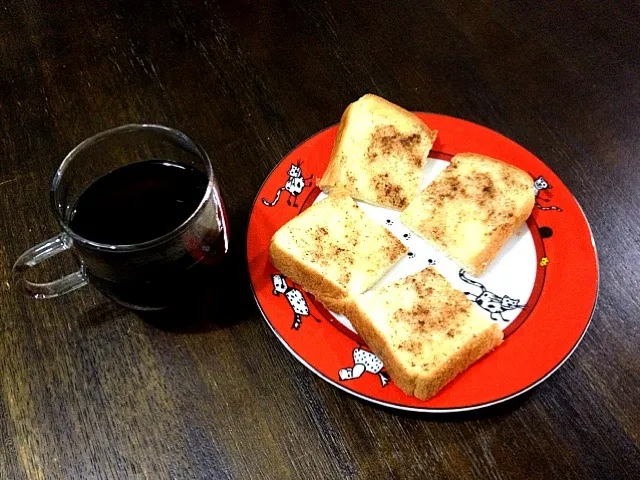 トーストに飽きたので、シナモンマーガリントースト。コーヒーは、スタバ♡|hatsueさん