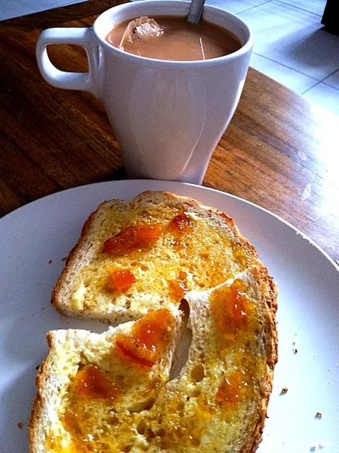 Toast with orange ginger marmalade and English breakfast tea|karen limさん