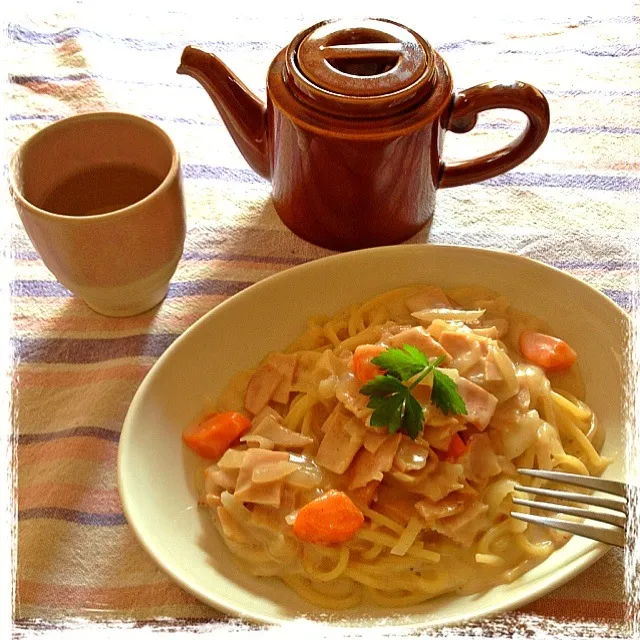 Snapdishの料理写真:クリームシチューパスタでランチ＊|モカさん