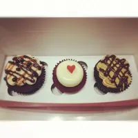 Snapdishの料理写真:Salted caramel, red velvet, peanut butter cupcakes|Sarah♡さん