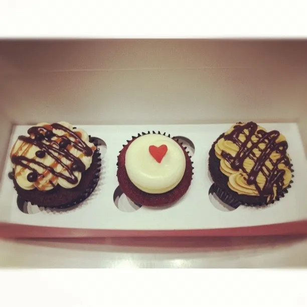 Salted caramel, red velvet, peanut butter cupcakes|Sarah♡さん