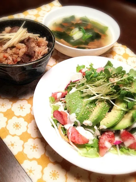 アボカドサラダ★＆牛肉の炊き込みご飯★＆ナメコの味噌汁|志織さん