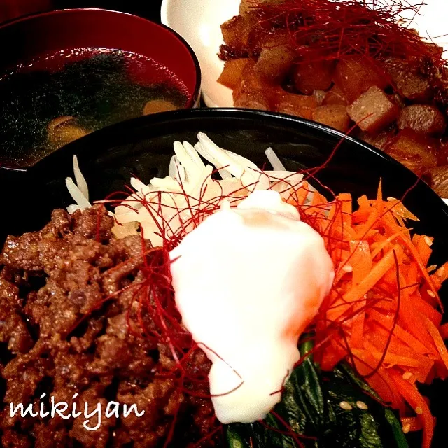 Snapdishの料理写真:ビビンバ丼、大根とこんにゃく炒め煮、なめこスープ|みきやん☺︎さん