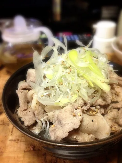 塩麹豚バラ丼レモン風味|にょんにいさん