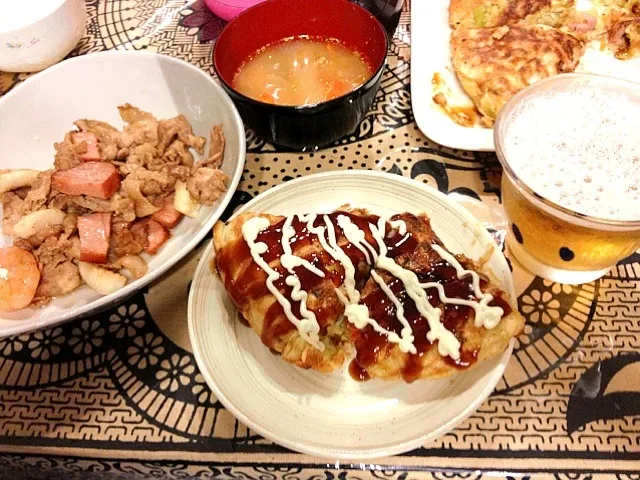 Snapdishの料理写真:お好み焼き（ぶた、エビとイカ）、豚キム汁、ビール、具材ののこり炒め|Konohaさん