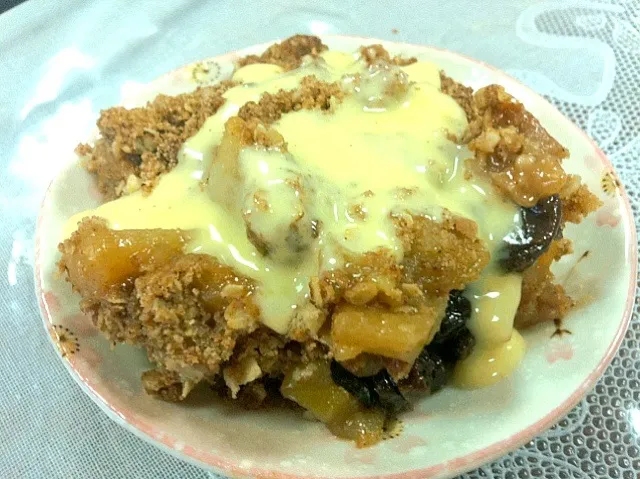 Oatmeal apple crumble with Madagascan vanilla sauce|nuttyさん