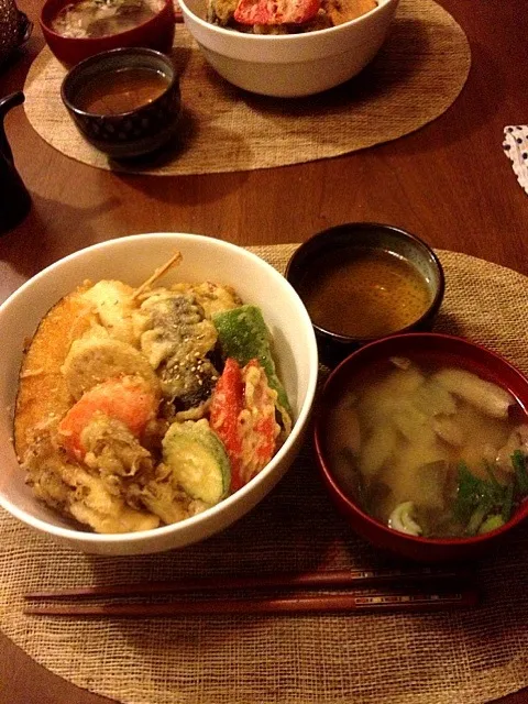 野菜天丼(ピーマン,人参,ネギ,レンコン,南瓜,茄子,ズッキーニ,玉ねぎ,舞茸,玄米)/味噌汁(茄子,葱,揚げ,人参,南瓜)|shokoさん