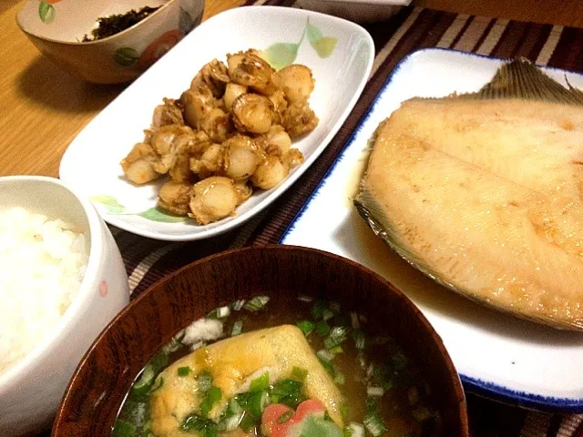 Snapdishの料理写真:カレイの煮付け•ホタテのバター焼き•お味噌汁•納豆海苔和え|♡♡♡ルン♡♡♡さん