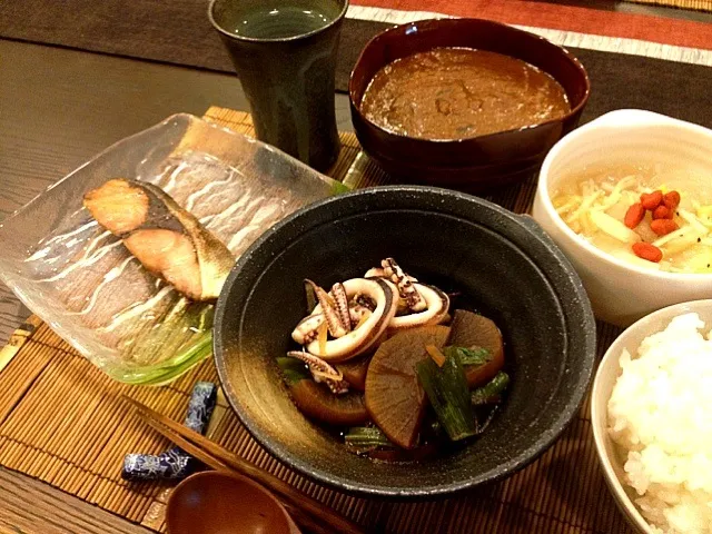 Snapdishの料理写真:イカと大根の煮物、ハマチの塩焼き、白菜とえのきの春雨スープ|masakoさん