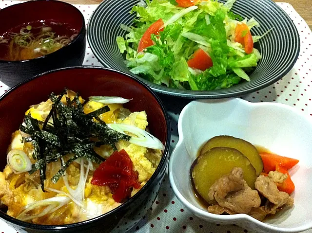 親子丼・サツマイモ豚肉人参の煮物・レタスわさび菜玉ねぎサラダ・豚団子ゴボウ大根すまし汁|まーままさん