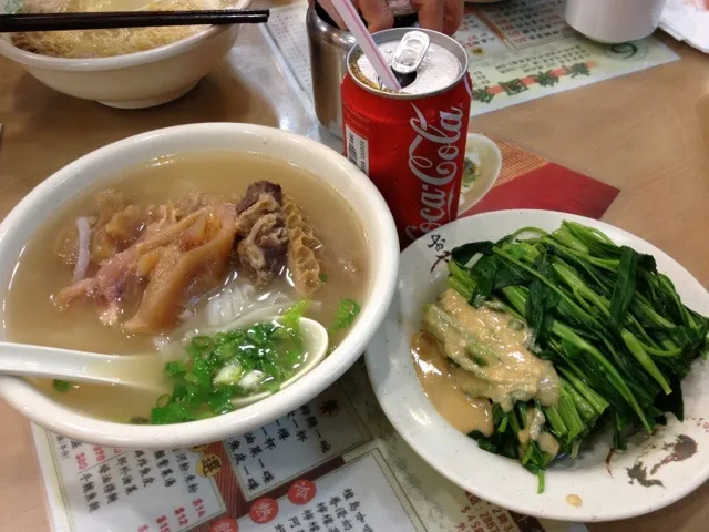 Snapdishの料理写真:牛根汤河，腐乳通菜，可乐|Arthurさん