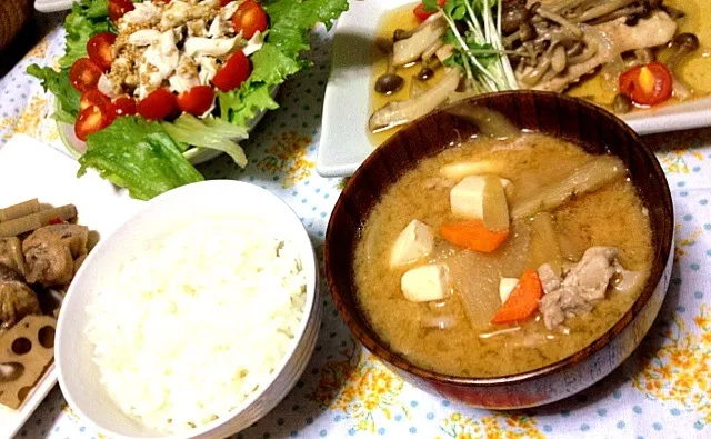 かじきときのこの蒸し焼き、梅昆布ドレッシングのサラダ、鶏肉と蓮根の煮しめ、豚汁|♡まめ♡さん