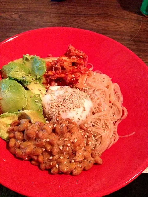 Snapdishの料理写真:朝からがっつり栄養満点            韓国冷麺～ アボカドキムチ納豆温玉のせ|mayumi shudaさん