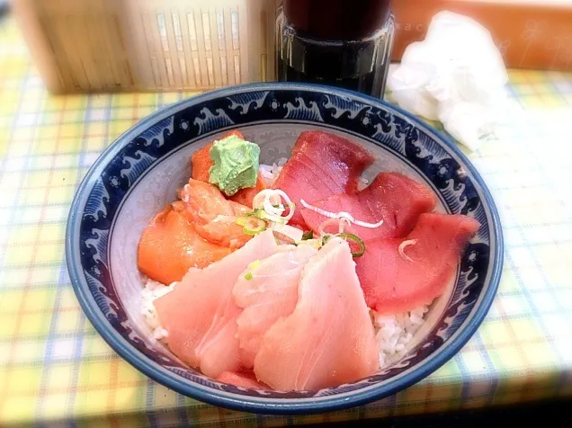 まぐろ・中とろ・サーモン・トロサーモン丼|おちびさん