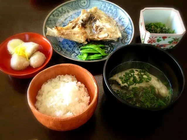 Snapdishの料理写真:幸せお昼ごはん。鯛のアラ汁とカブト焼、法蓮草の胡麻和え、そして熊本のfbフレンド田上さんの育てた里芋さんと新米が本日の主役！|rina matsunagaさん