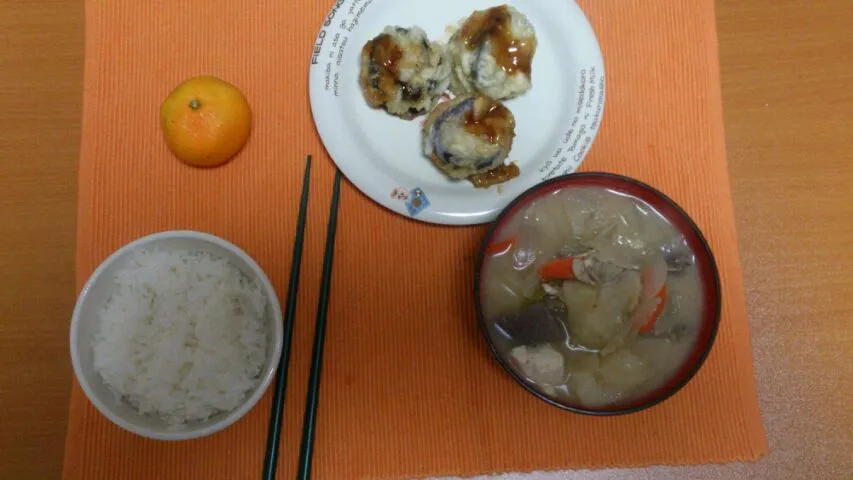 豚汁(頂き物)と茄子はさみ揚げ(出来合い)。…日本人なら和食だよね！|渡邉 健人さん