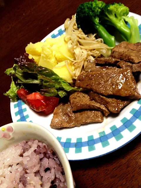 Snapdishの料理写真:牛肉のソテー トマト レタス ポテト えのき茸とシメジと玉葱の炒め物 ブロッコリー|掛谷節子さん