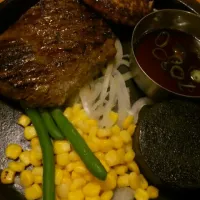 Snapdishの料理写真:肩ロースステーキとハンバーグ|ayanoさん