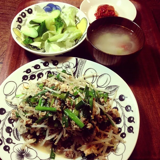 11/2晩御飯  ニラ玉  野菜サラダ  キムチ  酒粕入中華スープ ＊週末冷蔵庫内整理着々と進行中＊|yukiyamasakiさん