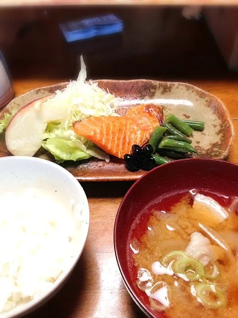 焼鮭・いんげんおかか煮・黒豆・野菜りんご・豚汁・白飯|まゆさんさん