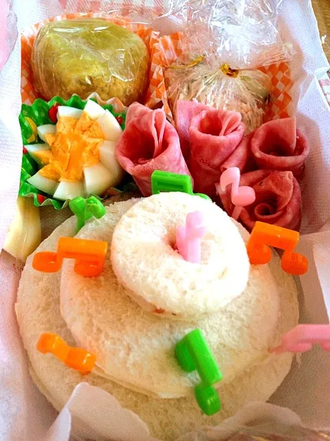 ⁂三段バースデーケーキ風サンドイッチ弁当⁂|5児のママさん