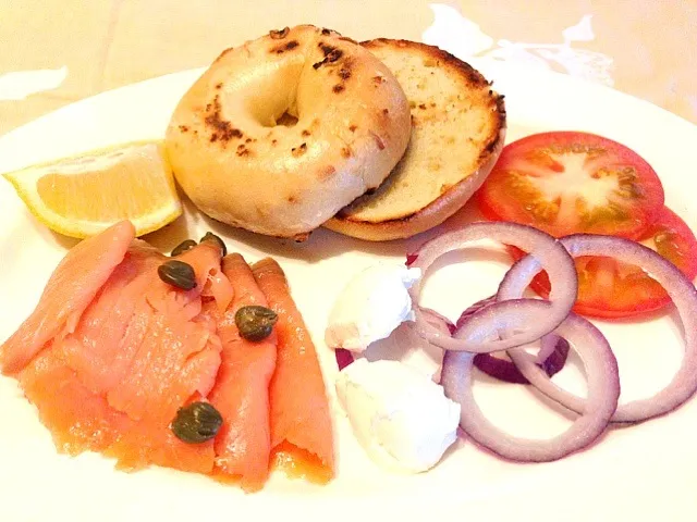 Smoke salmon bagel with cream cheese|Misstyさん