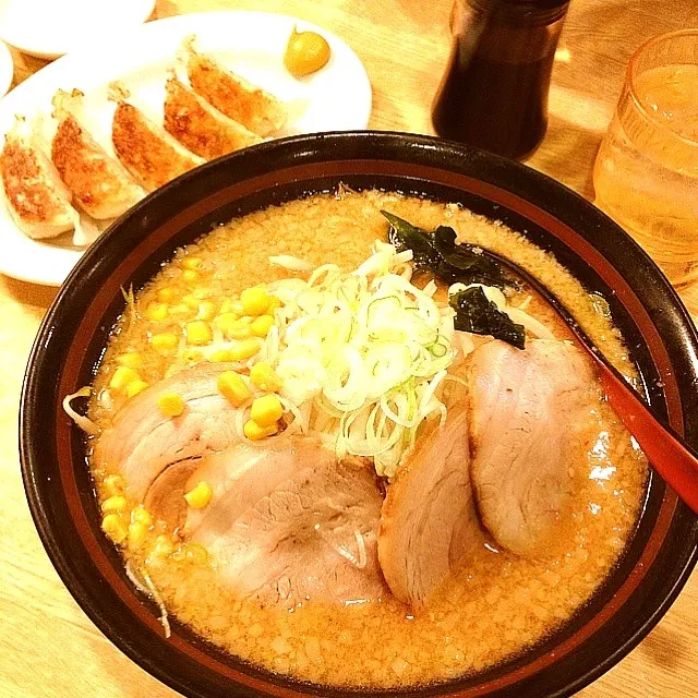 味噌チャーシュー麺、海鮮焼き餃子|pu-sukeさん