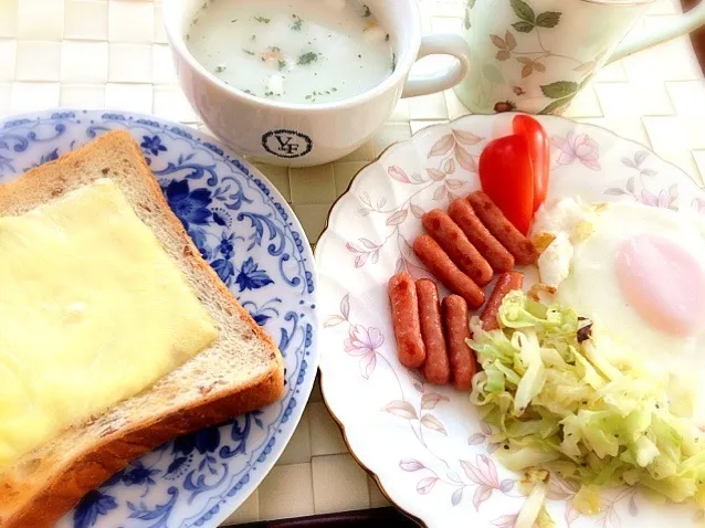 朝食〜シンプルチーズのせライ麦パン〜|美羽さん