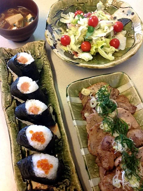 昼食  お結び・豚のにんにく醤油焼き・サラダ・赤出汁|izunさん