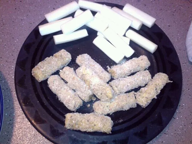 making homemade cheese sticks for my daughters bday party|victoriaさん