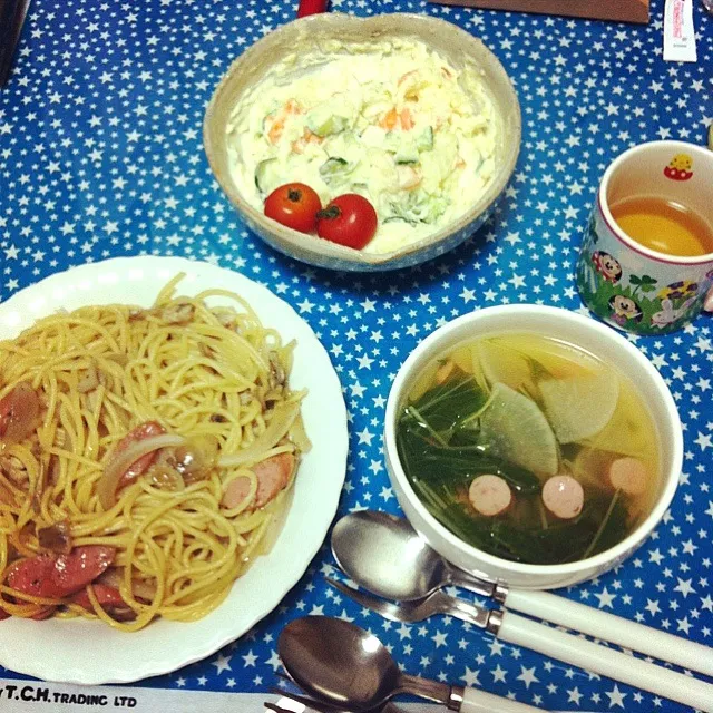 Snapdishの料理写真:キノコと玉ねぎとウィンナーの和風パスタ、大根とほうれん草のコンソメスープ、ポテトサラダ|ねぇねぇさん