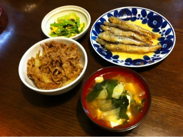 ししゃもの南蛮漬け、牛丼、小松菜と玉子の炒め物、味噌汁|きりママさん