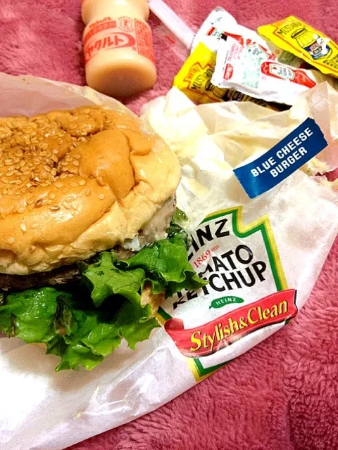 Ay nagising dahil nagutom:)Blue Cheese Burger for Midsnack:)|Dezza Tsuchiyaさん