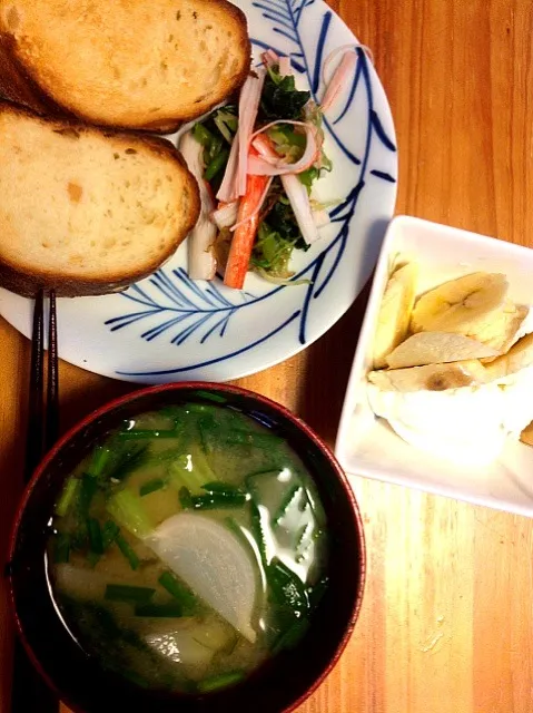 カブと里芋とニラ入り味噌汁と水切りヨーグルトとりんご入りパンと水菜の塩もみサラダ|akikoさん