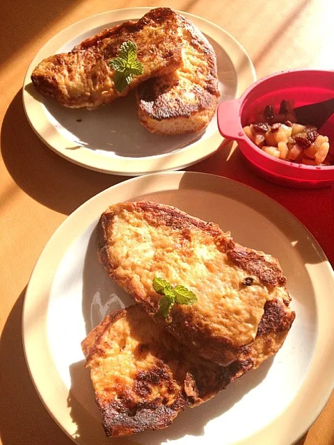 Snapdishの料理写真:朝ご飯☀バケットのフレンチトースト＆アップルレーズン|chyawaさん