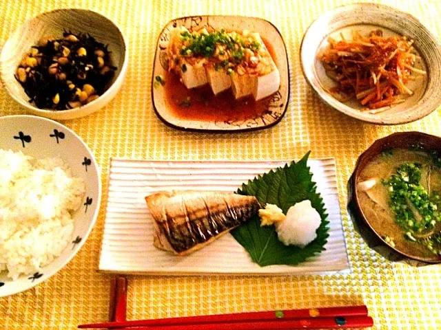 Snapdishの料理写真:晩ご飯～塩サバ、大豆マリネ、韓国風奴、きんぴらごぼう、お味噌汁～|niko78さん