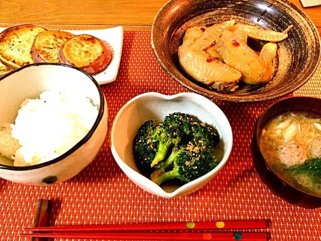 晩ご飯～手羽先煮付け、ブロッコリー胡麻和え、さつまいもバター、お味噌汁～|niko78さん