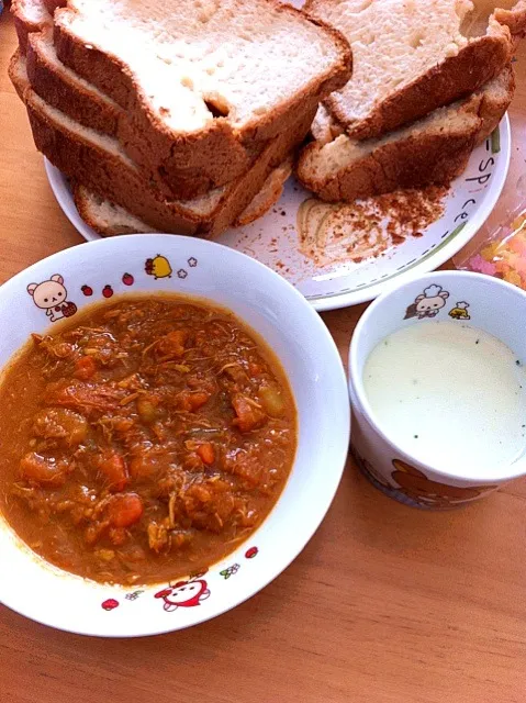 米粉パンとチキンツナカレーと小松菜のスープ|なつこさん