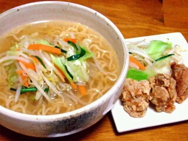 Snapdishの料理写真:野菜炒め乗せ塩ラーメン（函館・一文字）と唐揚げ|すーさん