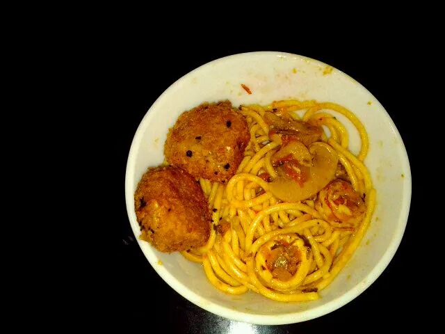 Seafood spaghetti with homemade tomato seafood basil and oregano sauce with spicy indian fish cutlets|Raine Melissa Rimanさん