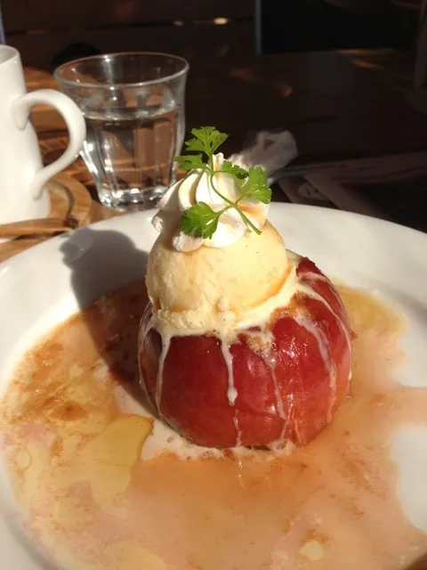 Snapdishの料理写真:焼きりんごアイスクリーム添え|稲山泰典さん