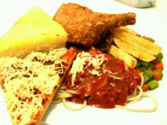 Snapdishの料理写真:All the goodies on your plate. Pizza, Spaghetti, Fried Chicken , Fries & Garlic Bread nom~|Candyさん