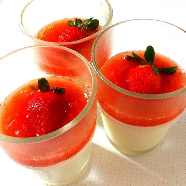 Panna cotta with strawberry sauce 🍓🍓|shirlynさん