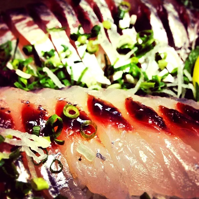 【今夜の串木野実家ご飯】トビウオと鯵の刺身，鶏団子鍋。新鮮な飛び魚があったと，虹色の断面がキレイな刺身が登場！！！生姜が効いた鶏団子鍋もうまうま～。|takuya KAWANOさん