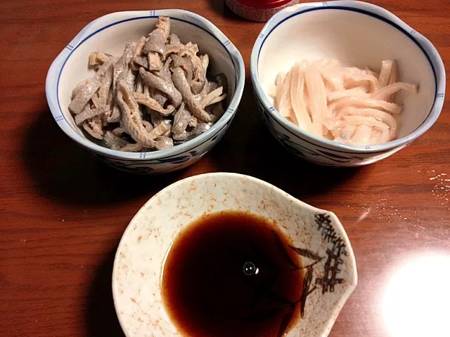 Snapdishの料理写真:マグロの隠れ身をポン酢で。右は本マグロです！|CHIHOさん