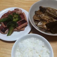 Snapdishの料理写真:ハタハタの煮付けとイカとブロッコリーの炒め物|茶々吉さん