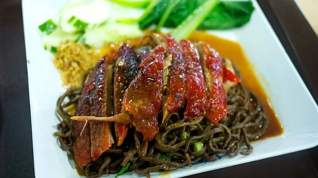 Snapdishの料理写真:บะหมี่งาดำเป็ดย่าง 黒胡麻麺の焼アヒル肉のせ  ターミナル21で見つけた料理。 黒胡麻麺はこの店のオリジナルかな？ アヒルの肉は普通ご飯にかけるものだと思うけど、麺といっしょに食べるというのが目新しくていい|msdsystemさん