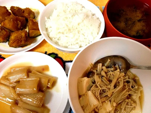 かぼちゃの醤油にんにく和え
長ネギのきんぴら
きのこあんかけ豆腐
ご飯
わかめの味噌汁|こなつさん