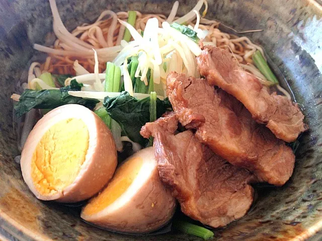 自家製チャーシューと味付け卵で野菜ラーメン。今日は高山ラーメンです。さっぱり醤油味でおいしい！|canadienneさん